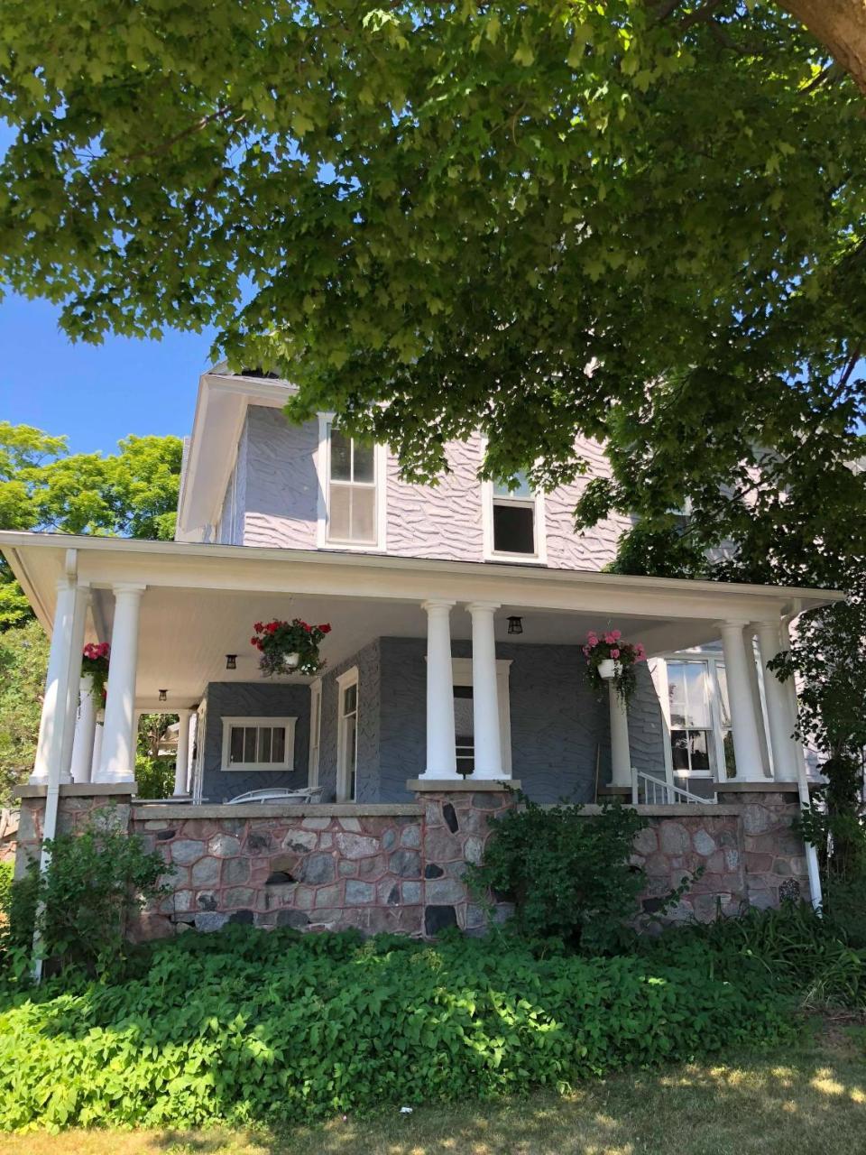 Bed and Breakfast Charlevoix House Экстерьер фото