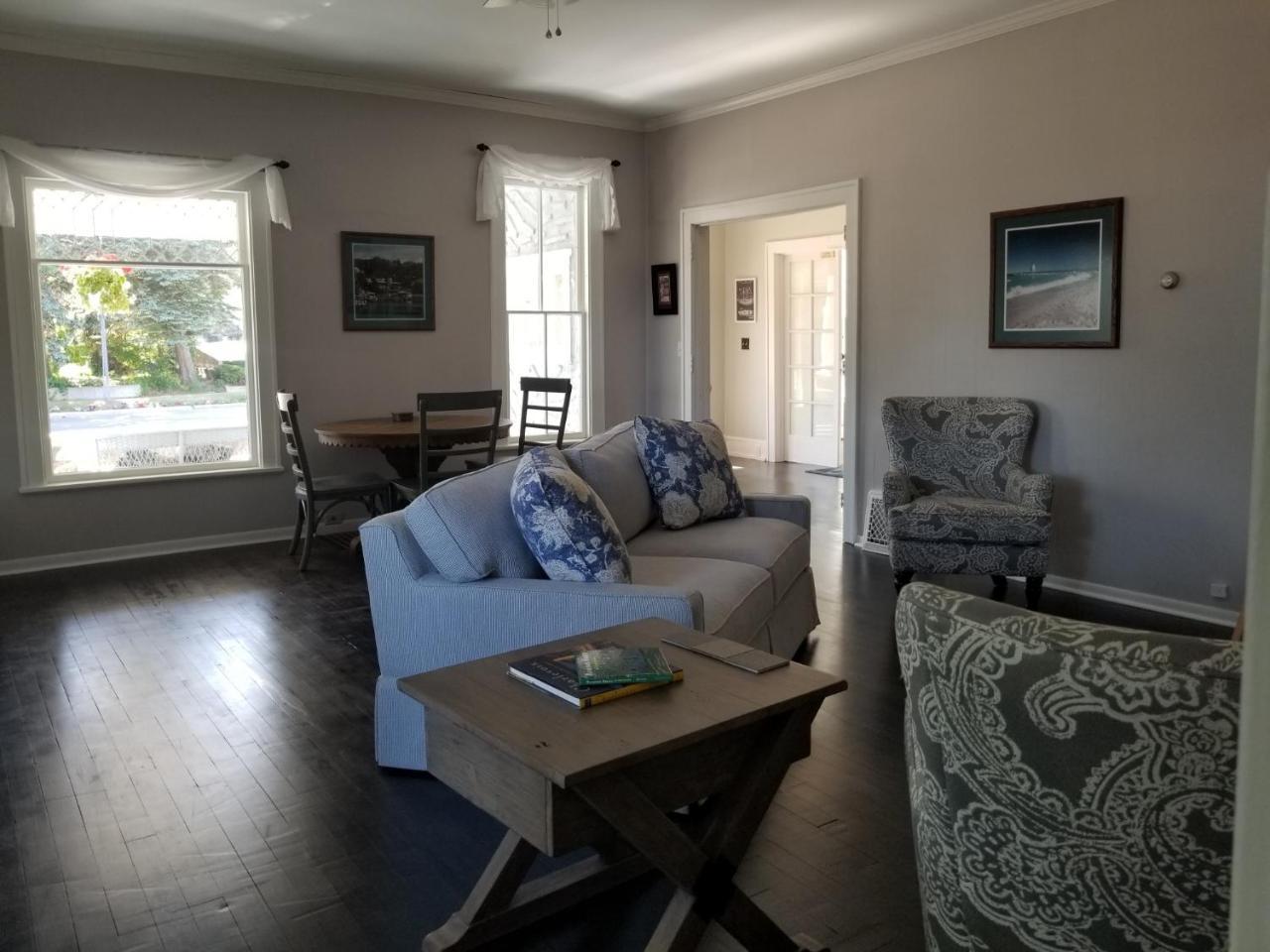 Bed and Breakfast Charlevoix House Экстерьер фото