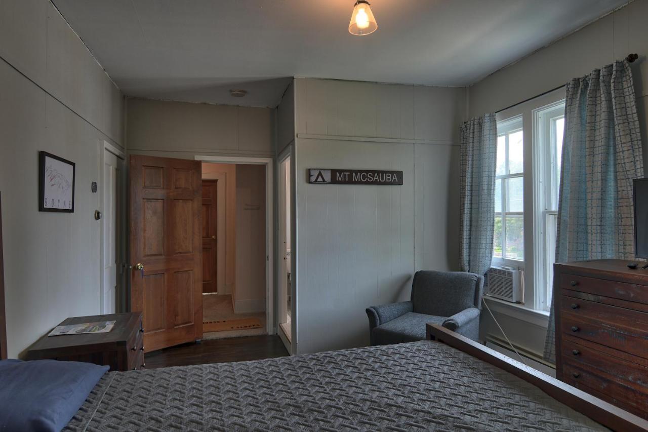 Bed and Breakfast Charlevoix House Экстерьер фото