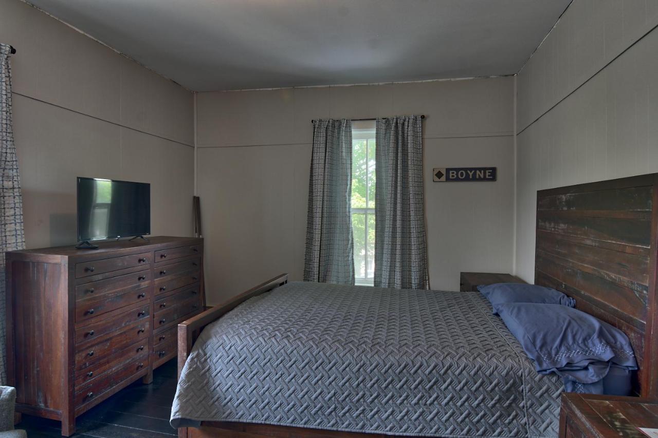 Bed and Breakfast Charlevoix House Экстерьер фото