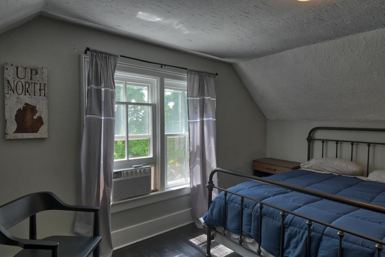 Bed and Breakfast Charlevoix House Экстерьер фото